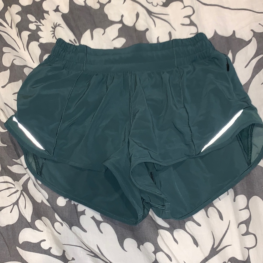 Lululemon hotty hot shorts size 4 2.5 inch